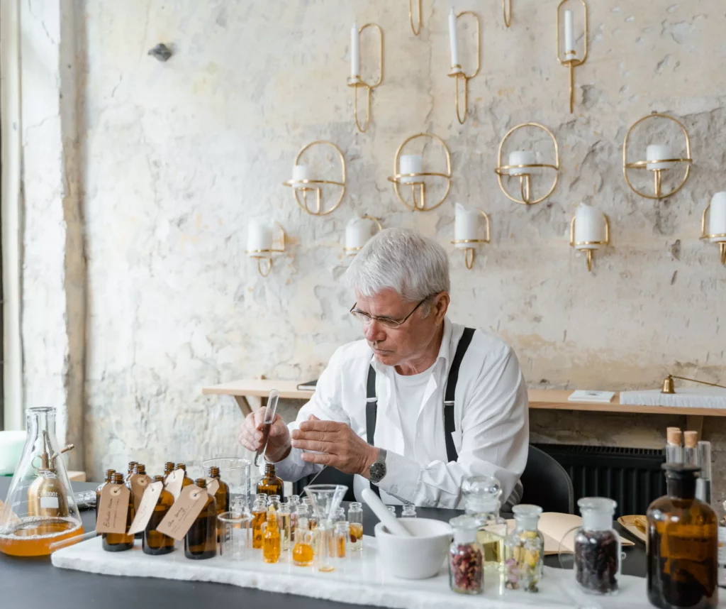 אדם באמצע רקיחת בושם בלנדו דובאי