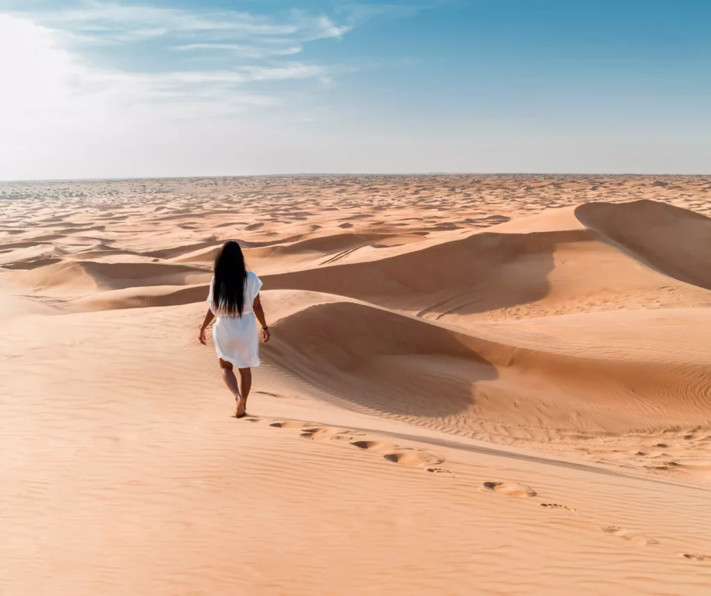 בחורה הולכת יחפה במדבר