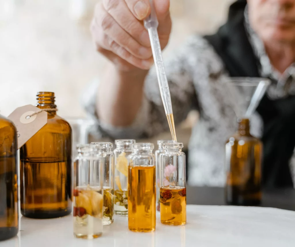 תהליך רקיחת בושם - ריחות בשמים בזול