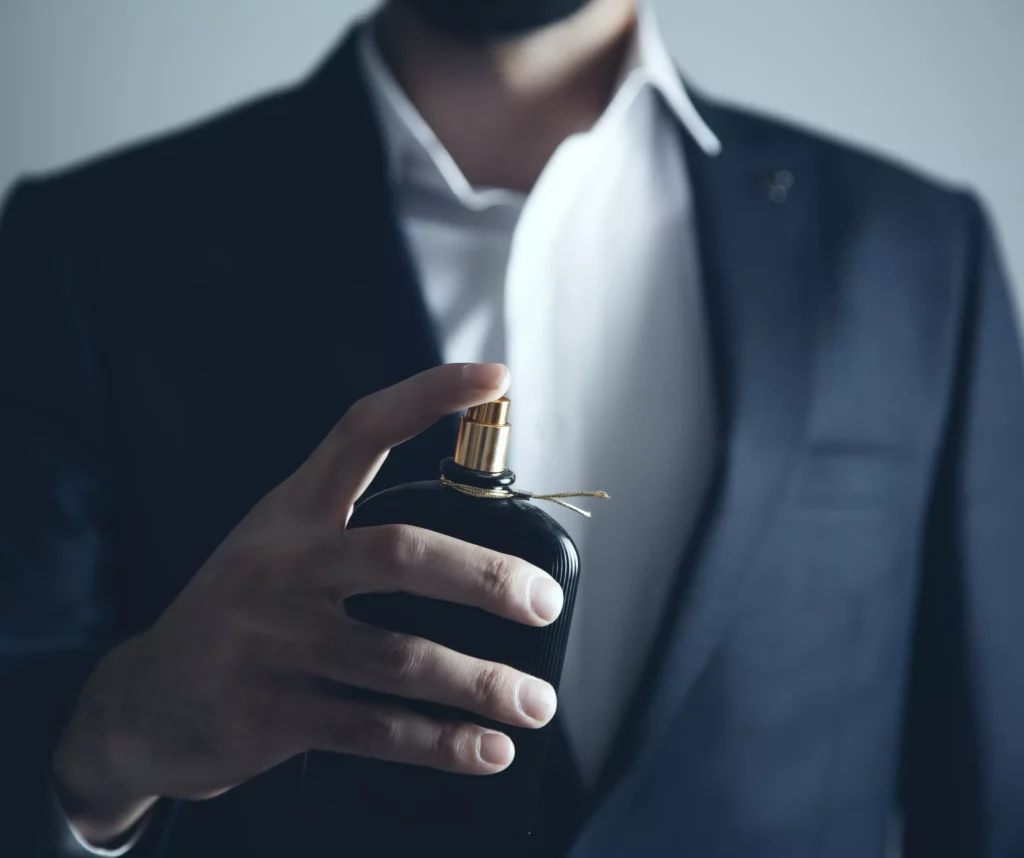 גבר בחליפה אוחז בבושם - בשמים ברמת גן