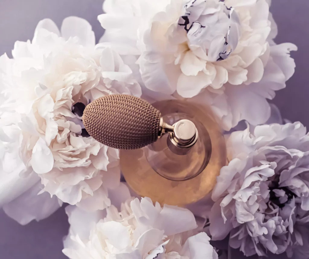 בושם וינטג' ניחוח מעל פרחים